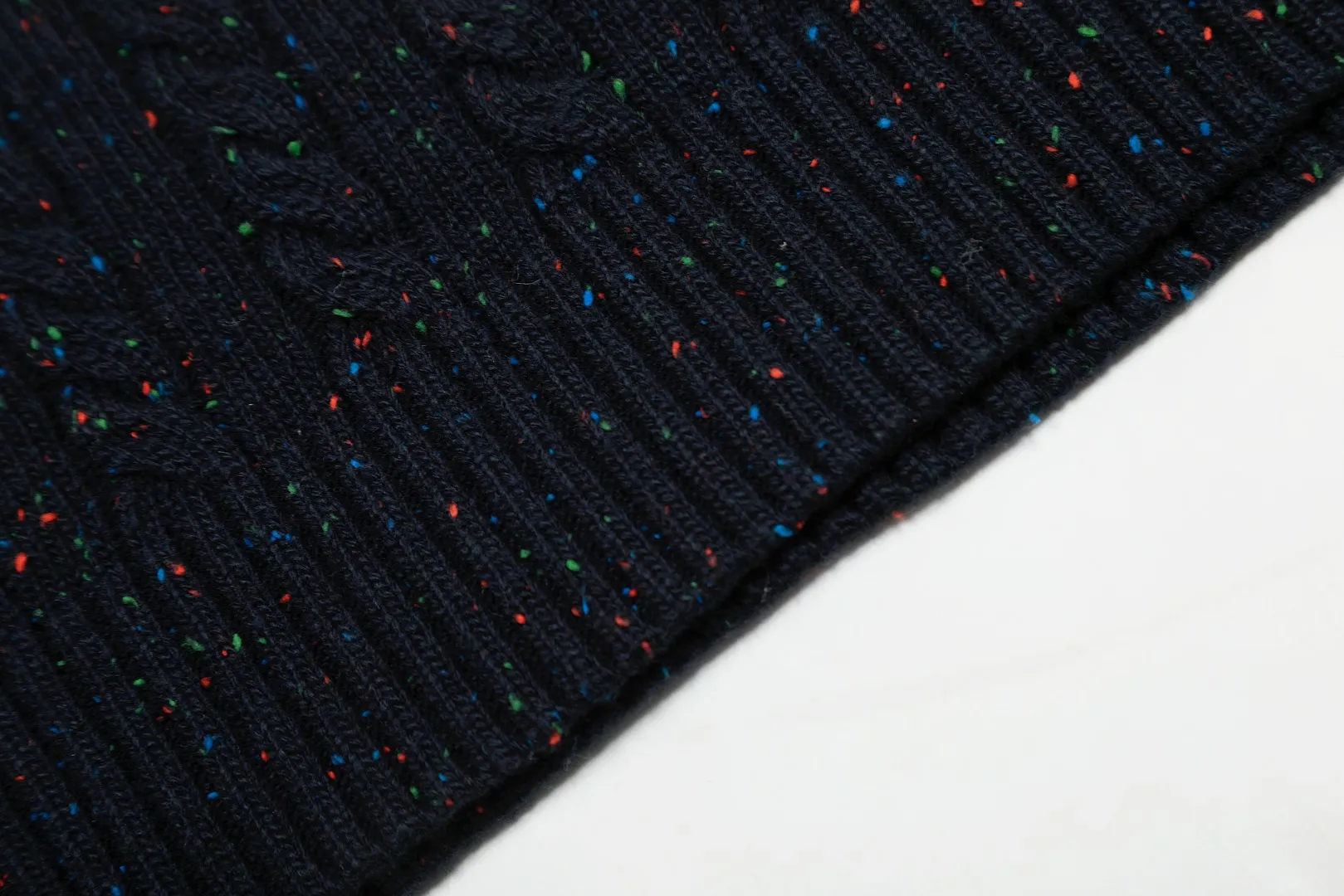 🅿️250 "Top quality" Style number: DS038# [Ralph Lauren wool blend pony embroidery logo twist knitted half-zip sweater] ✅Ralph Lauren gradient multi-color dot versatile couple's knitted half-zip pullover sweater ✅15% Merino cotton wool 85% wool blend Customized laser buttons Clean and clear texture ✅ZP quality 1:1 version Scan the code to enter the GF website Counter quality ✅Details and quality are the only one in Guangzhou. Imported quality wool, focusing on high-end, cost-effective. Needless to say good quality. ✅Restore the original version. The maximum size can be worn up to 160 pounds. Loose, comfortable and stress-free. ✅Zip down the lapel. Pull up the zipper to the half-high collar. Easy to wear with any style. Christmas red